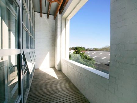 Trendy Sun-filled Warehouse Conversion - Photo 2