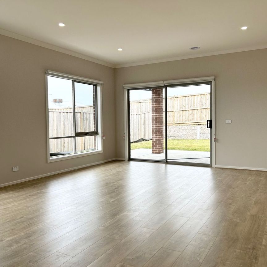 LUXURIOUS FAMILY HOME!!! - Photo 1