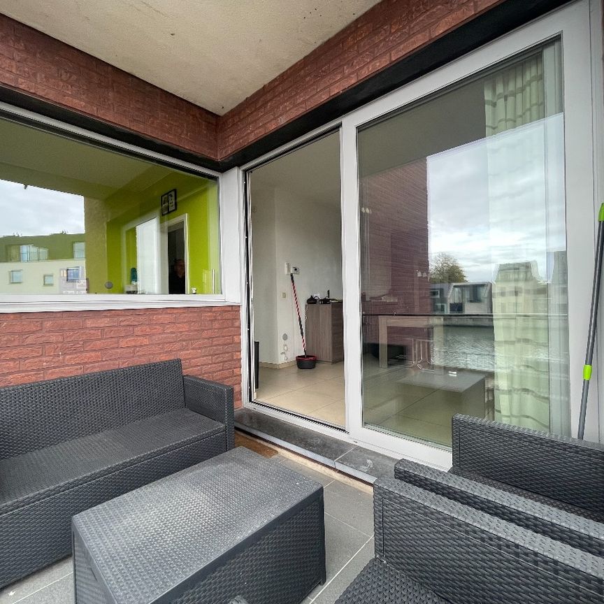 Ruim appartement met 2 kamers, terras en zicht op het water - Photo 1