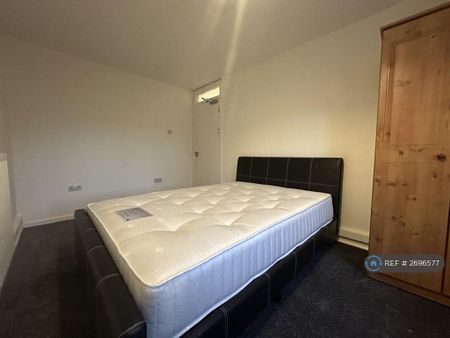 1 bedroom in a flat share to rent - Photo 2