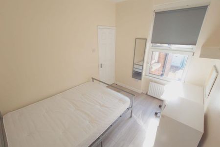 3 bedroom terraced house to rent - Photo 3