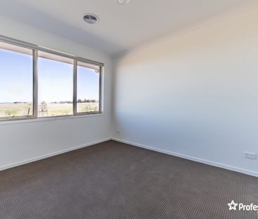 Stunning 3-Bedroom Home - Photo 3