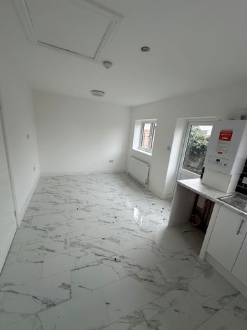 One bedroom House ideal for working couple- £1500 - Photo 5