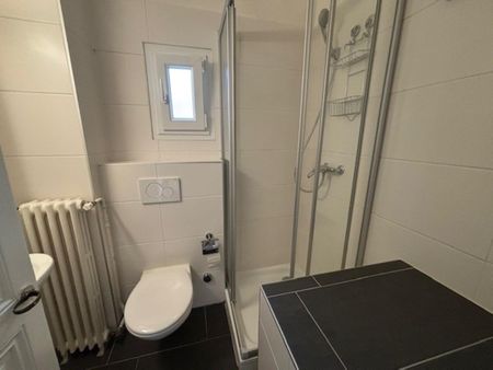 Charmant appartement de 3 pièces situé au 4ème étage de l'immeuble. - Foto 2