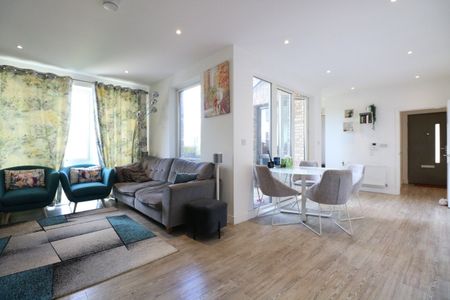 3 Bed Flat, Orchid Mews, NW10 - Photo 2