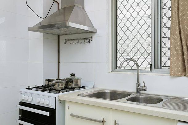 2 BEDROOM APARTMENT - CITY LIVING ! - Photo 1