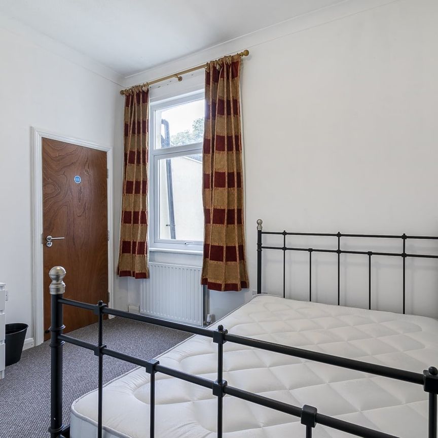 1 Bed Flat, Balfour Road, IG1 - Photo 1