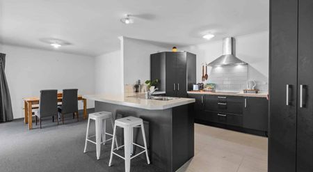 Modern 4 bedroom home - Photo 3