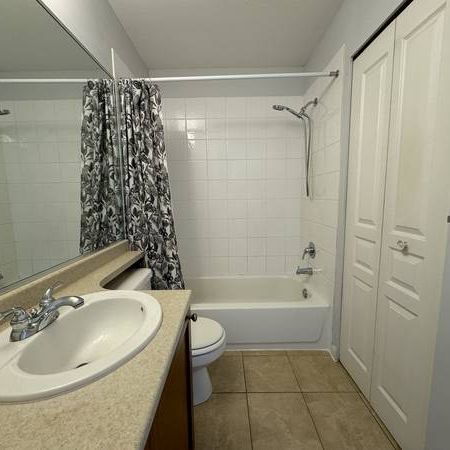 2bd + 1 Bath Top Floor Unit 3089 Oak Street - Photo 4