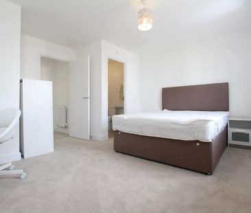 4 bedroom semi-detached house to rent - Photo 4