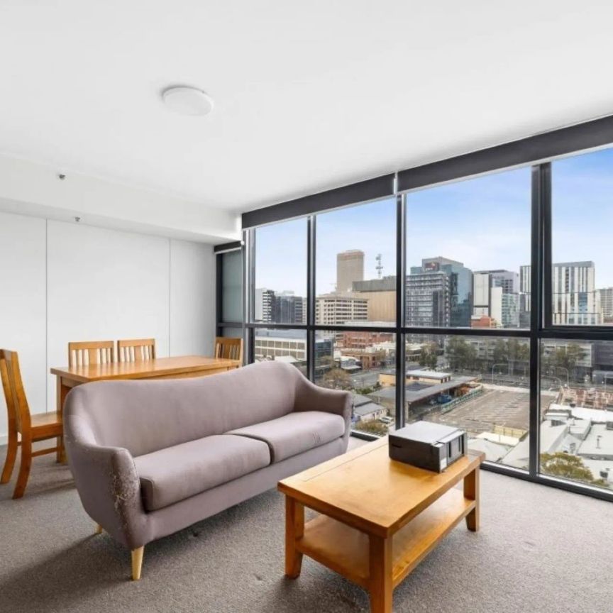 Urban Elegance & Convenience: One Bedroom Apartment in Heart of the City - Photo 1