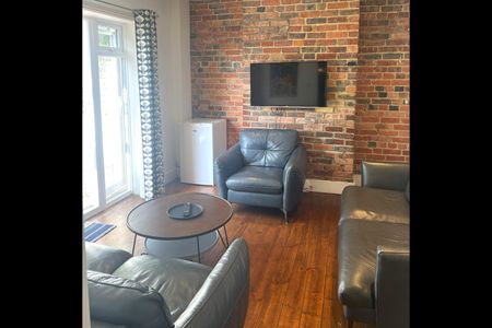 5 Bed Semi-Detached House, Bevendean Crescent, BN2 - Photo 2