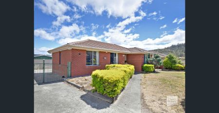 Family home with garage - Photo 5