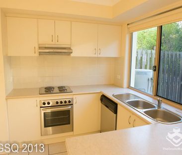 Walk to School! Sweet townhouse for rent in Sunnybank Hills - Photo 3