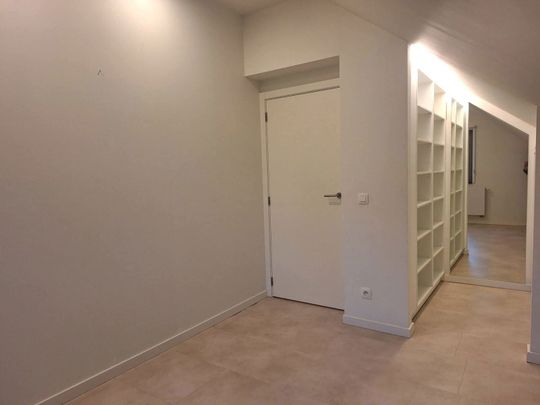 Modern en energiezuinig 2-slaapkamerappartement met carport en ruim terras (geen gemeenschappelijke huurlasten) - Photo 1