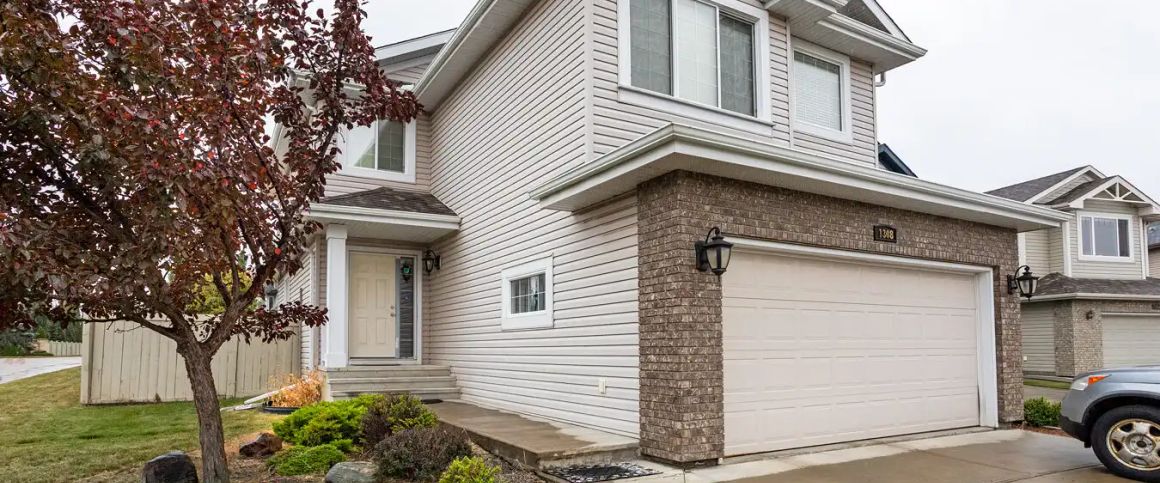 Spacious 4B3.5B Family Home in Desirable Leger — 4 Bedrooms House - Photo 1