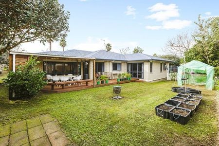 Spacious 4BR Rosehill Retreat with AC & BBQ - Photo 5