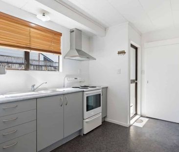 Greerton Family Home - 3 Bedrooms - Photo 3