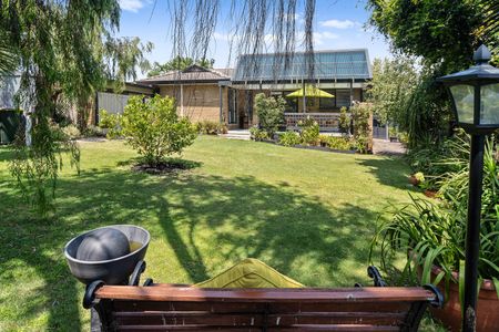 GORGEOUS FOUR BEDROOM FAMILY HOME - Photo 2