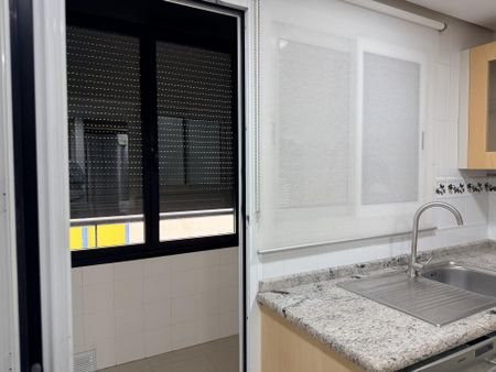 Piso de alquiler en Calle Torrevejenses Ausentes, 2, Centro - Muelle Pesquero - Photo 2