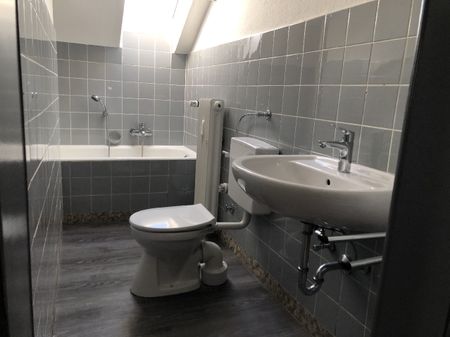 Schöne geräumige 2-Zimmer im Dachgeschoss einer Jugendstilvilla - Photo 2