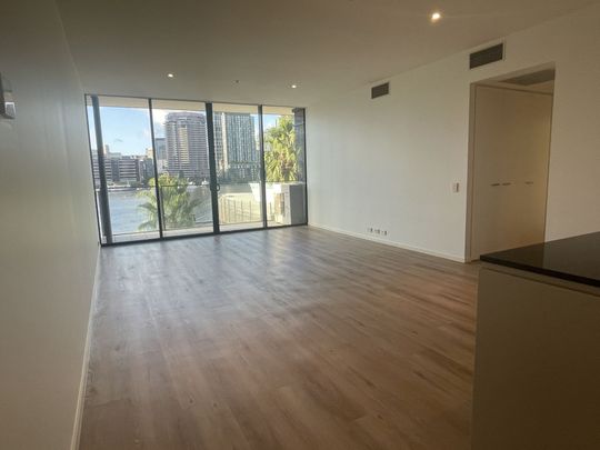 Spacious 2 Bedroom Apartment with Harbour views, Gym, Pool and 2 car spaces! - Photo 1