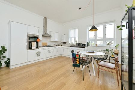 High street - Photo 2