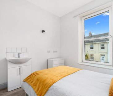 1 bedroom in a house share to rent - Photo 2