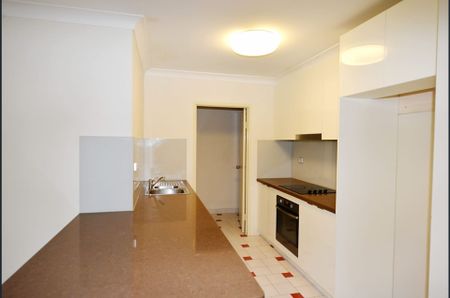 Conveniently Located & Spacious 3 Bedroom Unit with Tandem Lock up Garage - Photo 3