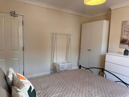 Room 1: 18 RUPERT ROAD, Guildford, GU2 7NE - Photo 5