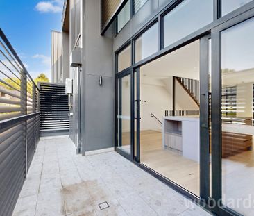 Unrivalled Luxury and Contemporary Elegance with this Brand-New 3-b... - Photo 5