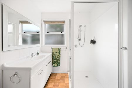 This well-presented three-bedroom, single-bathroom home offers comfortable living in a quiet and friendly neighbourhood. - Photo 2