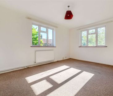 Five-bedroom versatile detached house with garage and storage. - Photo 6