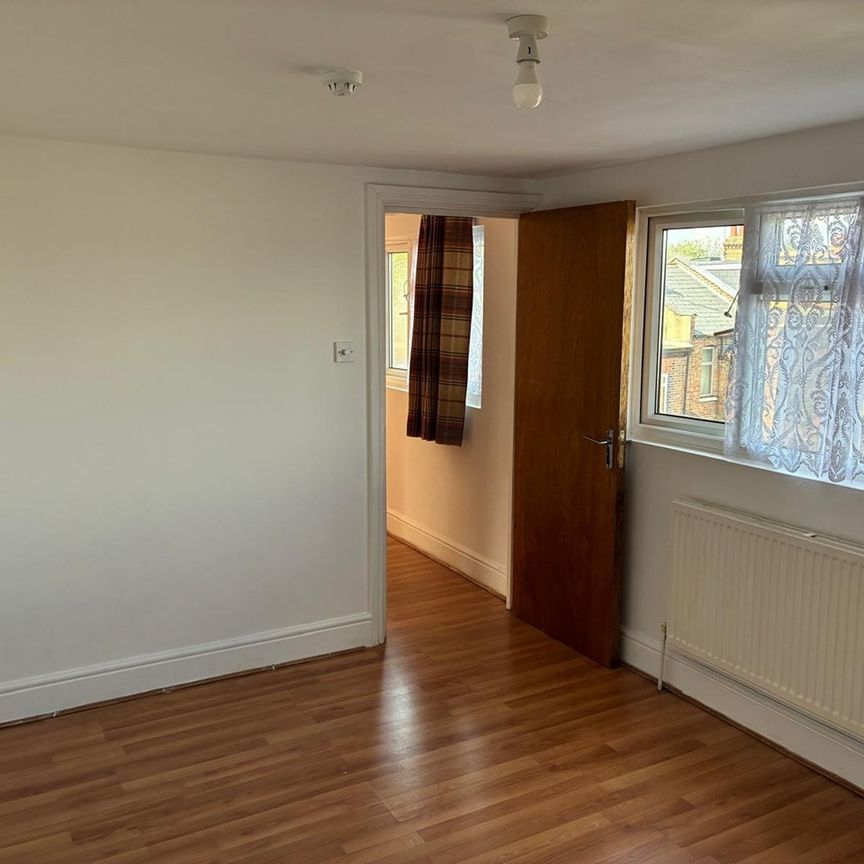 2 Bed Flat, Grove Road, E17 - Photo 1