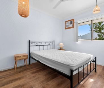 Charming 2-bedroom furnished townhouse, a leisurely stroll to the b... - Photo 4