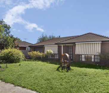 Family home on large 724m2 block with garage rear access and large ... - Photo 2