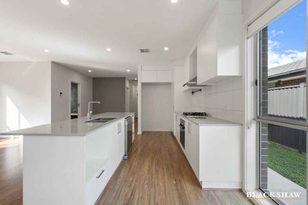 Modern Throsby Home - Photo 5