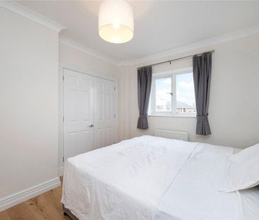 3 bedroom flat in Barnes - Photo 1