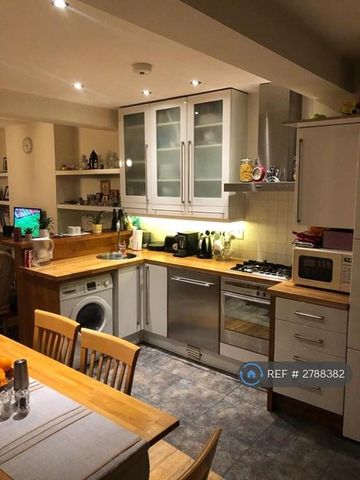 3 bedroom flat to rent - Photo 4