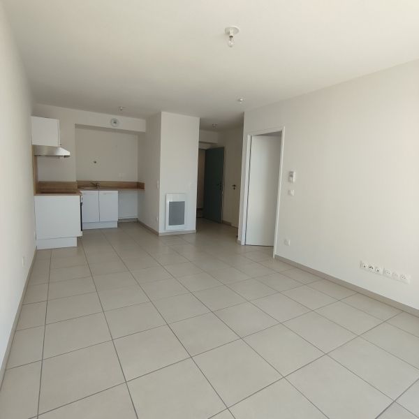 Location Appartement 2 pièces 40m² GARONS 30128 - Photo 1