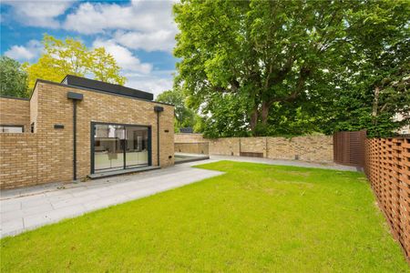 Stylish newly built detached property located 0.4 miles from Surbiton Station. - Photo 5