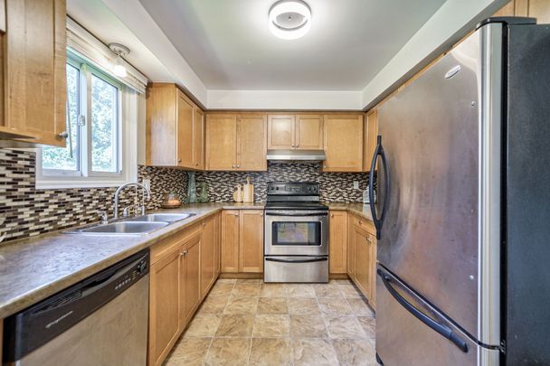 For Lease - 8 Deerfield Court, Whitby, Ontario - Photo 1