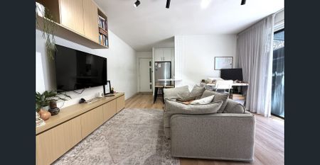 Newly renovated 1 Bedroom Apartment with Sunlit Courtyard! - Photo 5