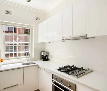 Top-Floor Art Deco Gem in Premier Harbourside Pocket - Photo 3