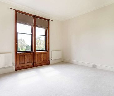 Spacious flat in magnificent Grade II* listed house. - Photo 3