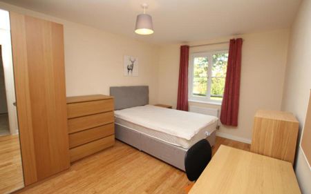 *** STUDENT PROPERTY *** A fantastic 5 bedroom house right next to UWE. Spacious and furnished, this house is perfect for students wanting to be close to UWE. Bills not included. - Photo 3