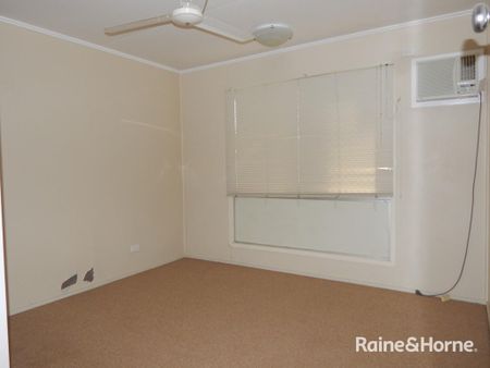 Three Bedroom with Air Conditioning Throughout - Photo 3