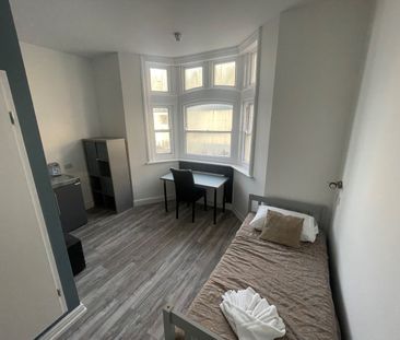 Studio Flat, First Floor, BN1 - Photo 2