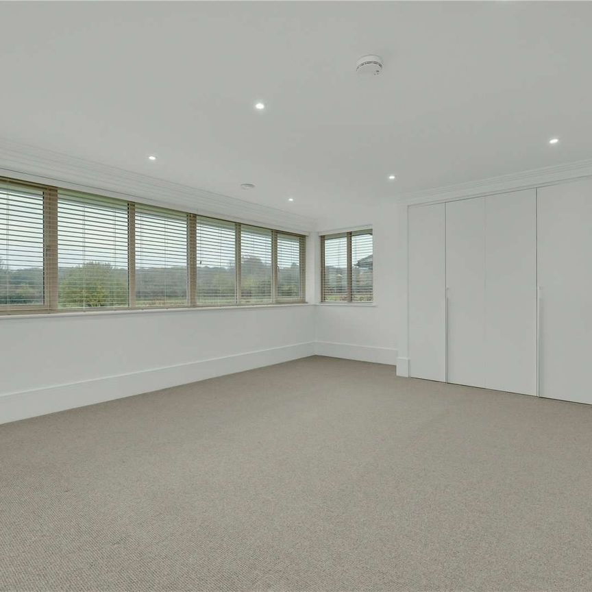 An impressive 5 bedroom detached home with impressive views. - Photo 1