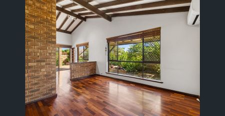 Spacious Villa with Lush Garden Courtyard and Lifestyle Appeal - Photo 3